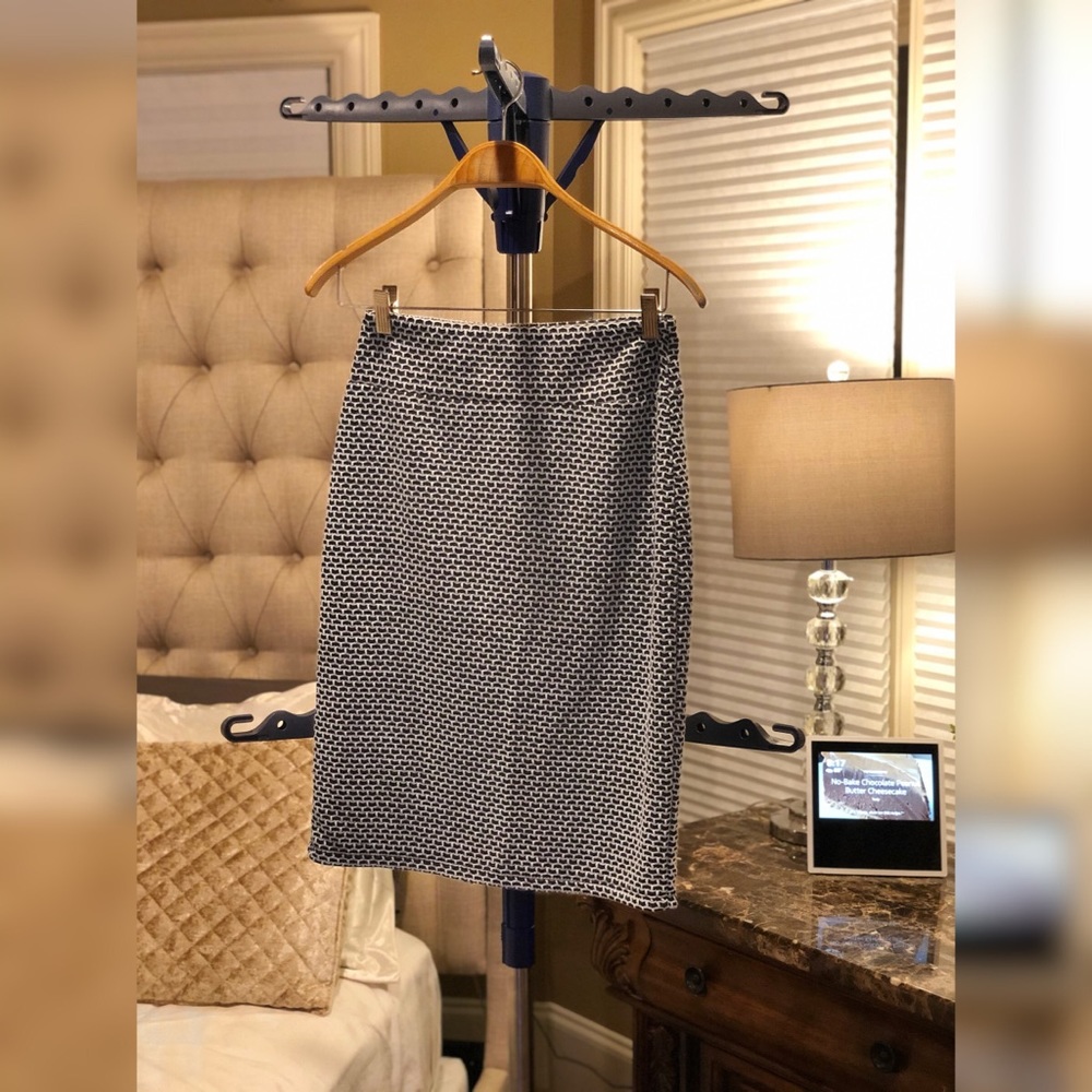 BLACK & WHITE KNIT SKIRT